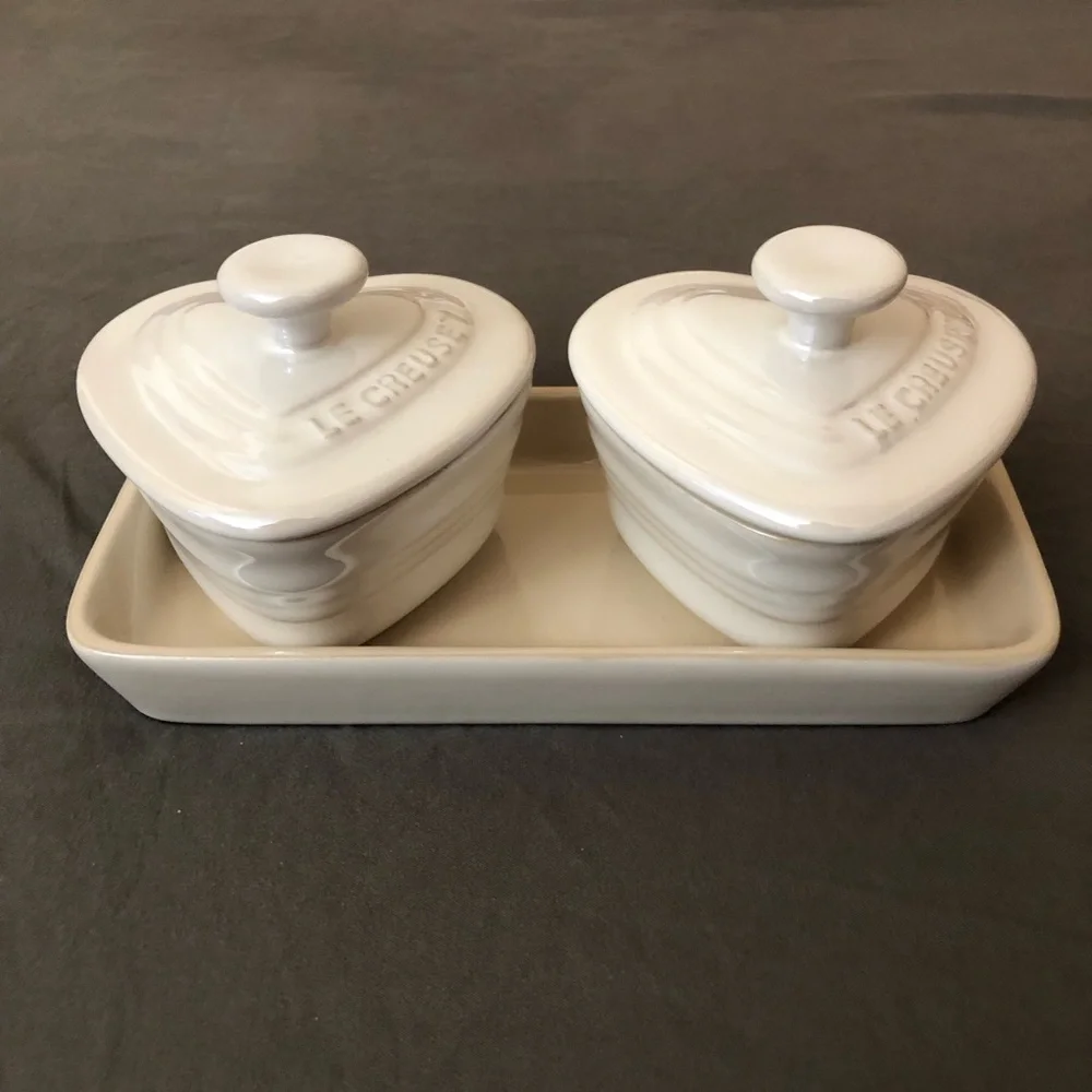 NEW Le Creuset Petite Ramekin Set of 2 Heart shaped Pearlized White with Tray - Picture 3 of 13